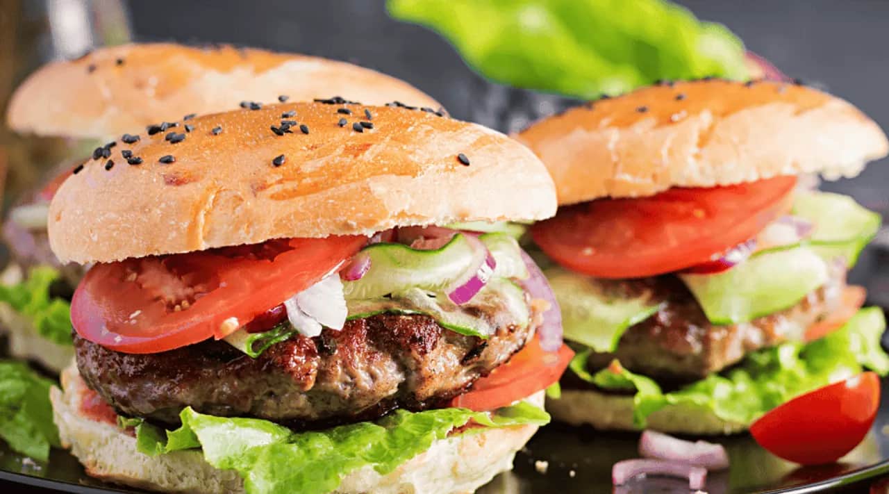 Soczysty burger: Jak nie psuć mięsa? Sekrety idealnej tekstury