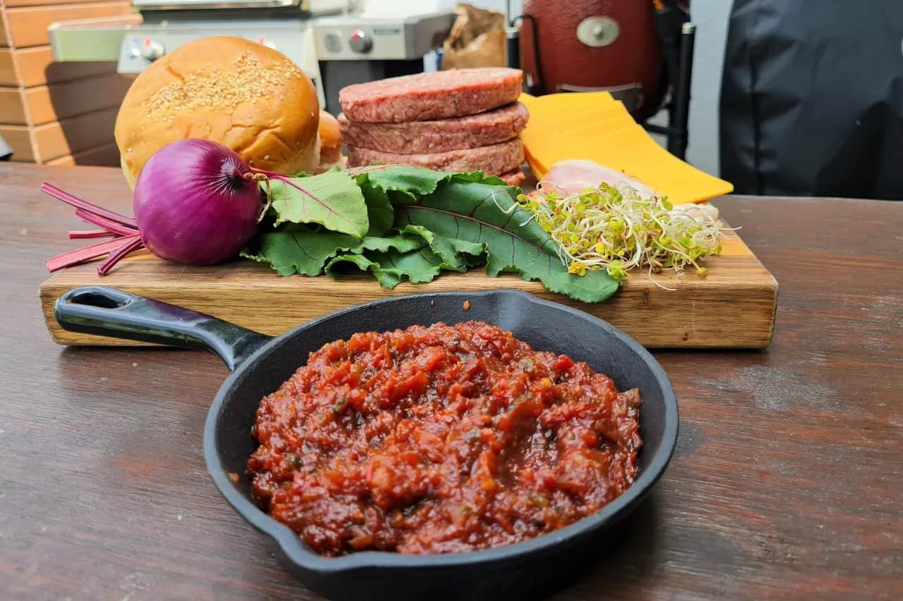 Sos BBQ z whiskey: Przepis na burgera marzeń? Zrób go sam!