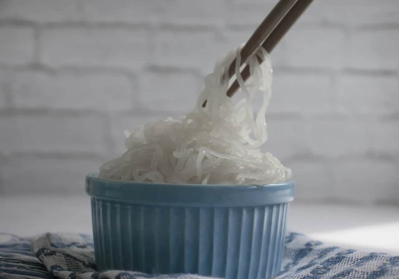 Makaron konjac na keto: czy warto? Zalety, wady, przepisy