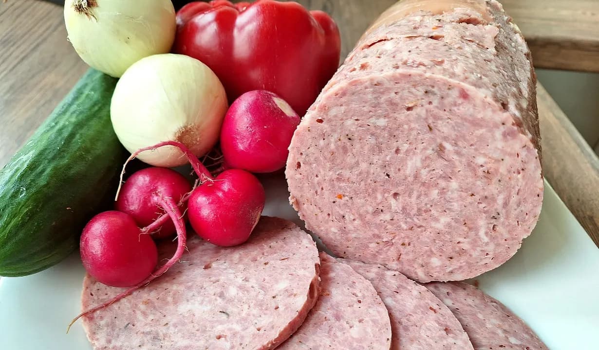 Kiełbasa tyrolska: Jak przygotować idealną wędlinę w domu