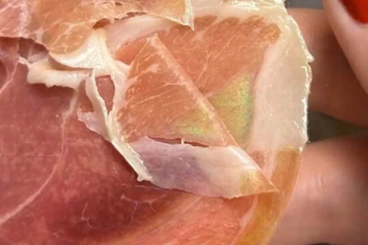Tęczowy połysk na wędlinie: bezpieczny czy zepsuty? Ekspert radzi