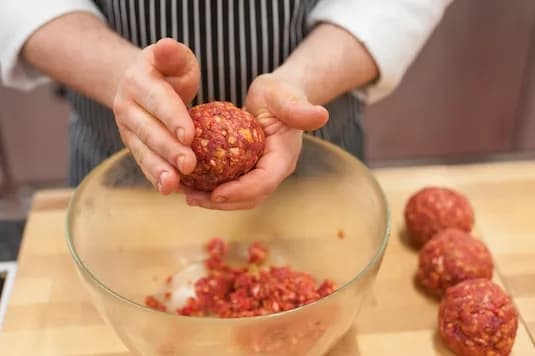 Jak doprawić mięso do burgerów, aby były soczyste i pyszne