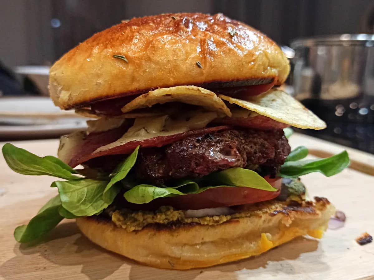 Bułka do burgera: Piekarnik czy patelnia? Klucz do idealnej tekstury.