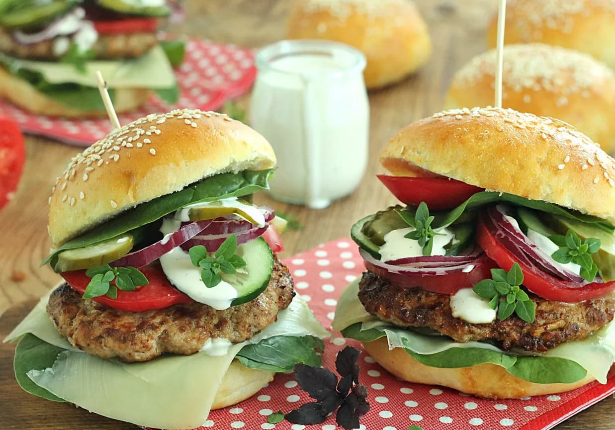 Jak zrobić dobrego hamburgera: sekrety soczystego smaku w domu