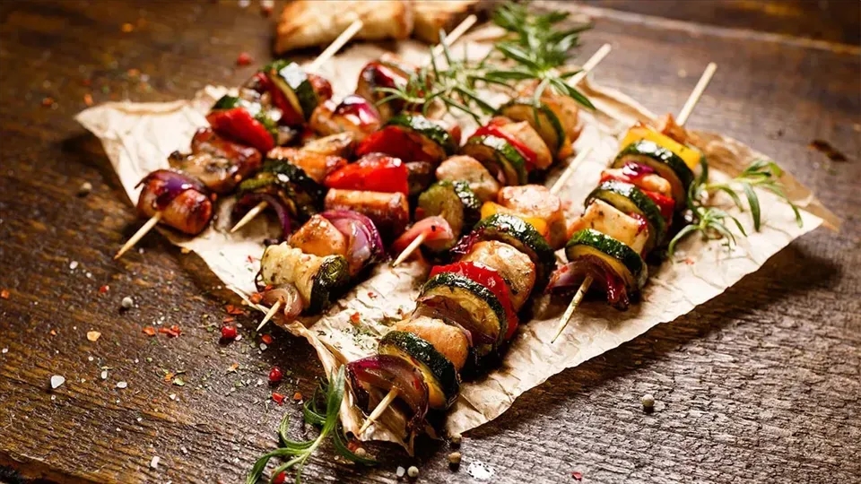 Jak upiec szaszłyki w domu bez grilla i uzyskać idealny smak