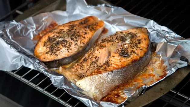 Ile piec rybę w piekarniku, aby była soczysta i smaczna?