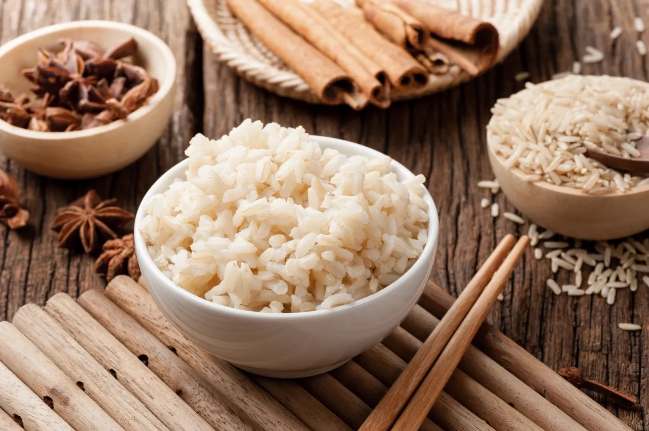 Jakich proporcjach gotować ryż, aby uniknąć klejenia i uzyskać idealną teksturę