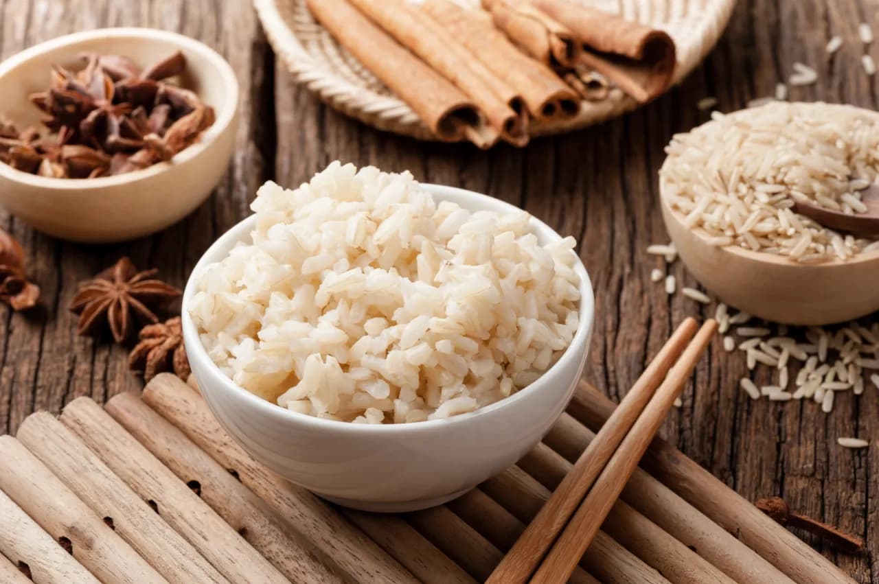 Jakich proporcjach gotować ryż, aby uniknąć klejenia i uzyskać idealną teksturę