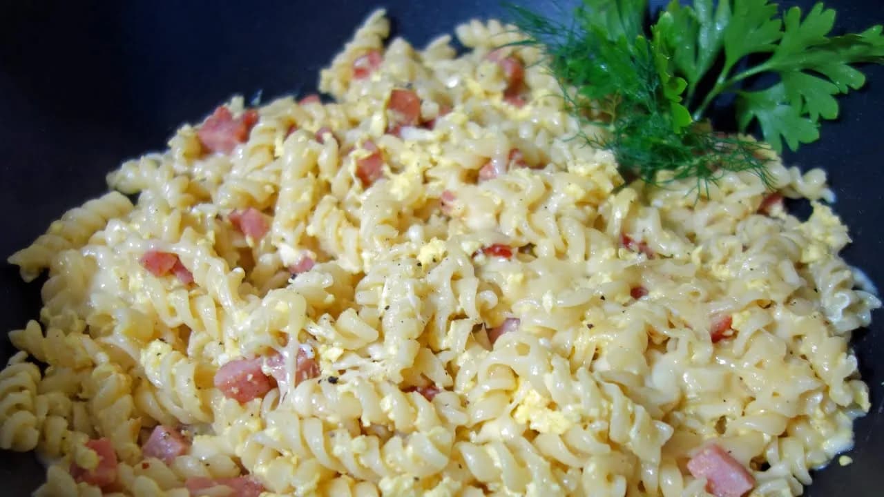 Szybkie i smaczne pomysły na obiad z jajek i makaronu