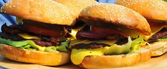 Jak wygląda hamburger? Odkryj jego składniki i różne style