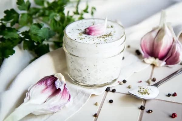 Jak zrobić sos czosnkowy do frytek, który zachwyci Twoje podniebienie