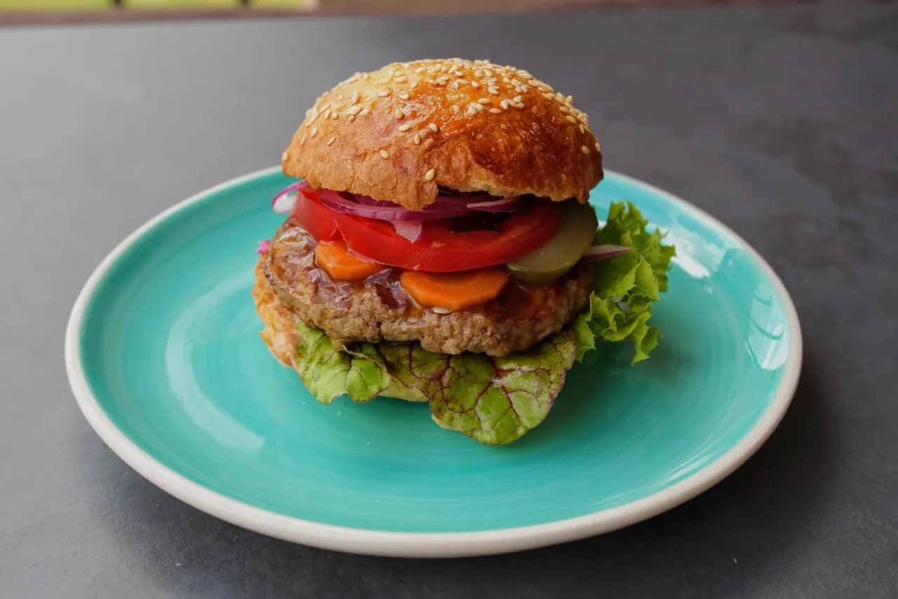 Rozmoknięta bułka w burgerze? 7 zasad na idealny kęs!