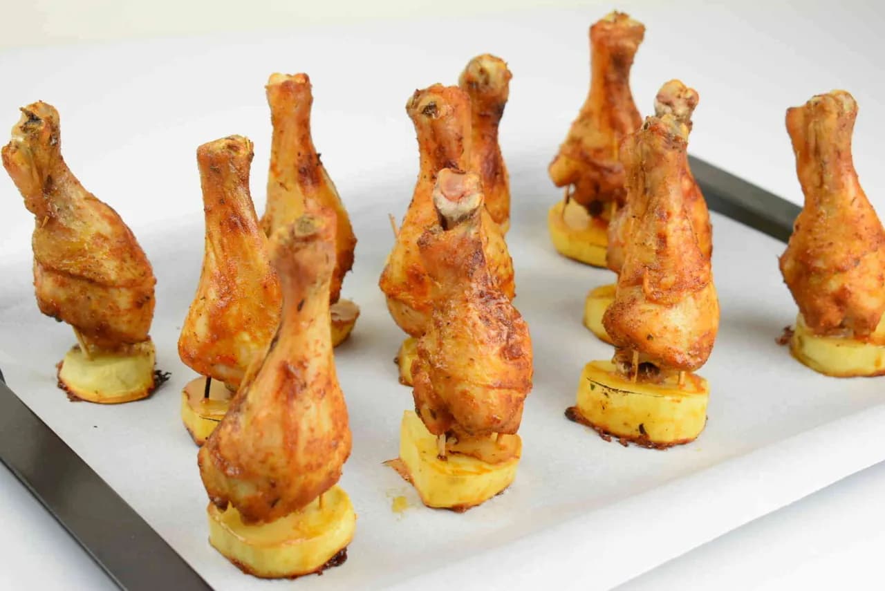 Jak piec pałki z kurczaka, aby były soczyste i chrupiące