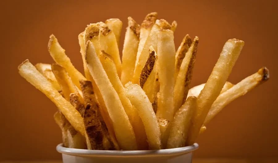 Skąd pochodzą frytki? Zaskakująca historia i spór Belgów z Francuzami