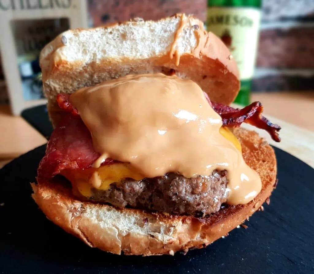 Skąd pochodzą hamburgery? Niezwykła historia ich powstania