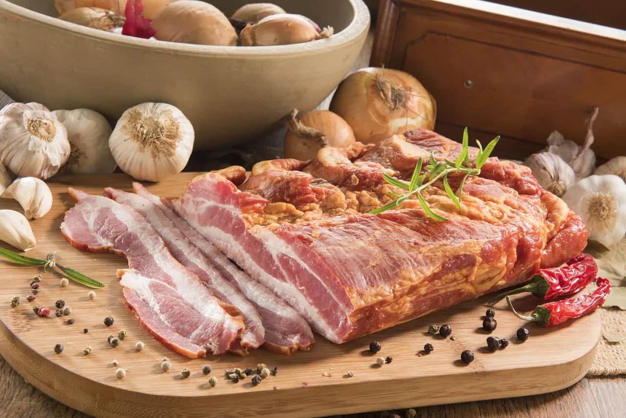 Boczek do burgera: surowy, parzony czy wędzony? Werdykt!