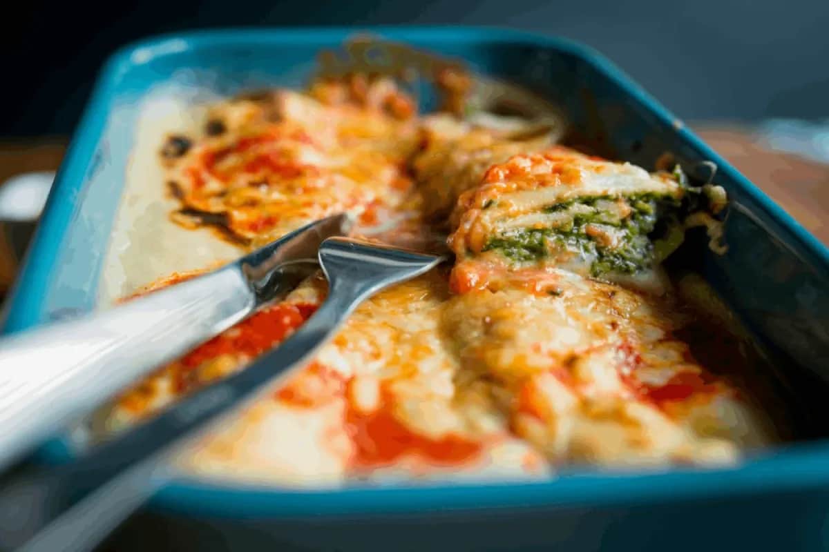 Zapiekane naleśniki ze szpinakiem i fetą: bez grudek i wodnistego farszu