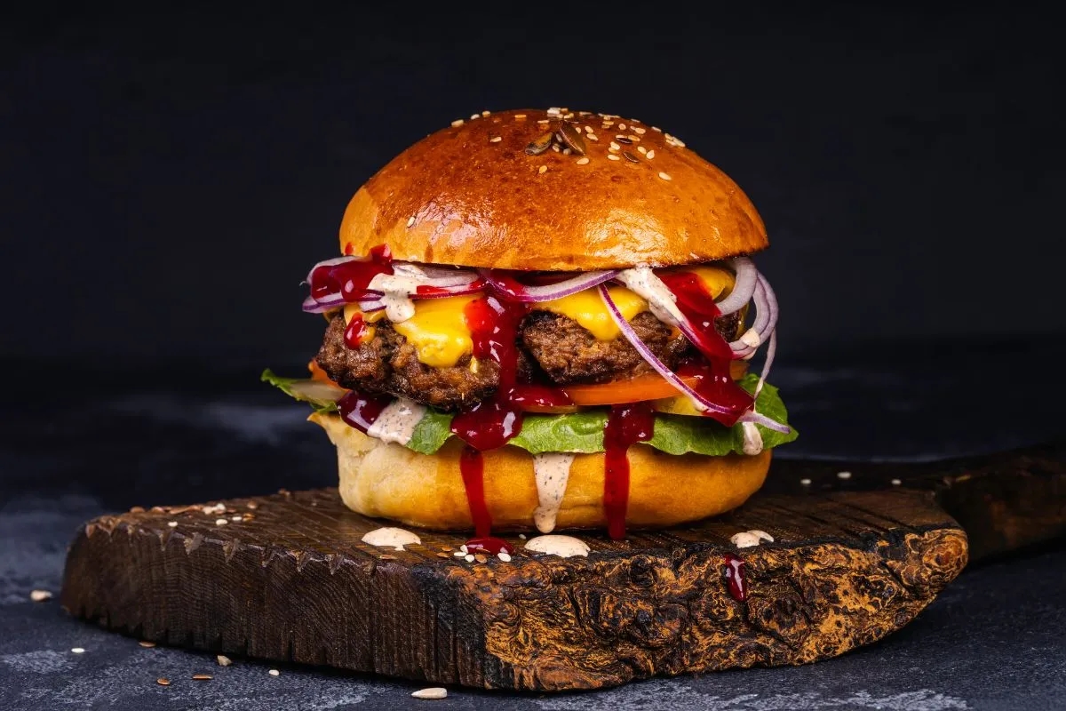 Jak smażyć burgery wołowe, aby były soczyste i pełne smaku
