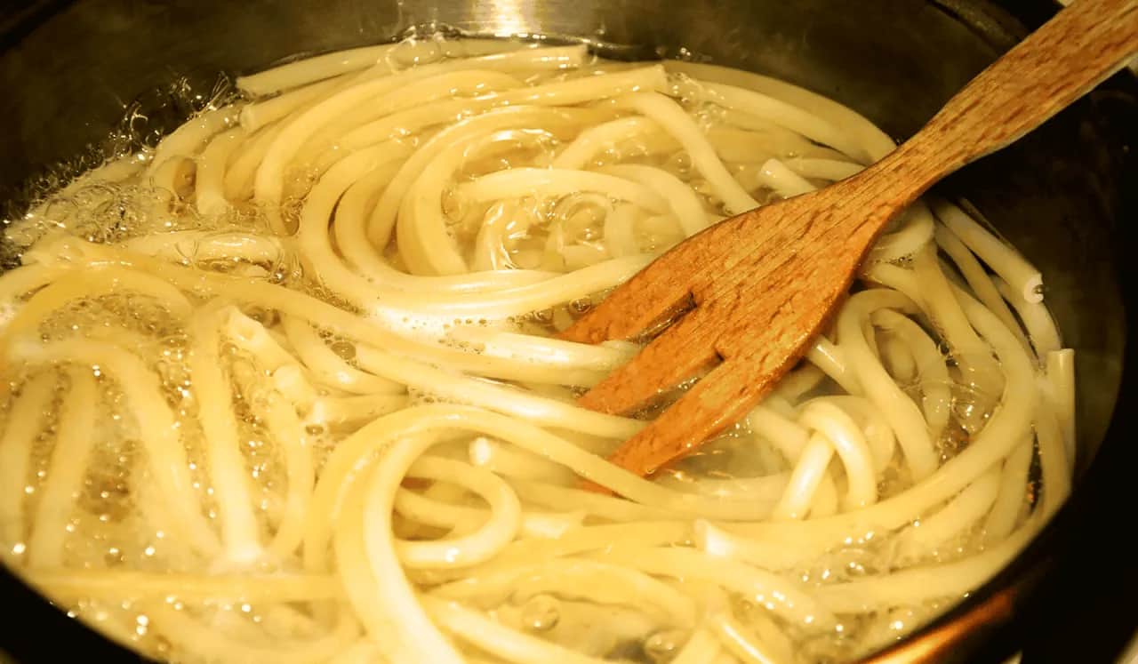 Makaron z mikrofali: jak odgrzać, by nie był suchy? Sprawdź!