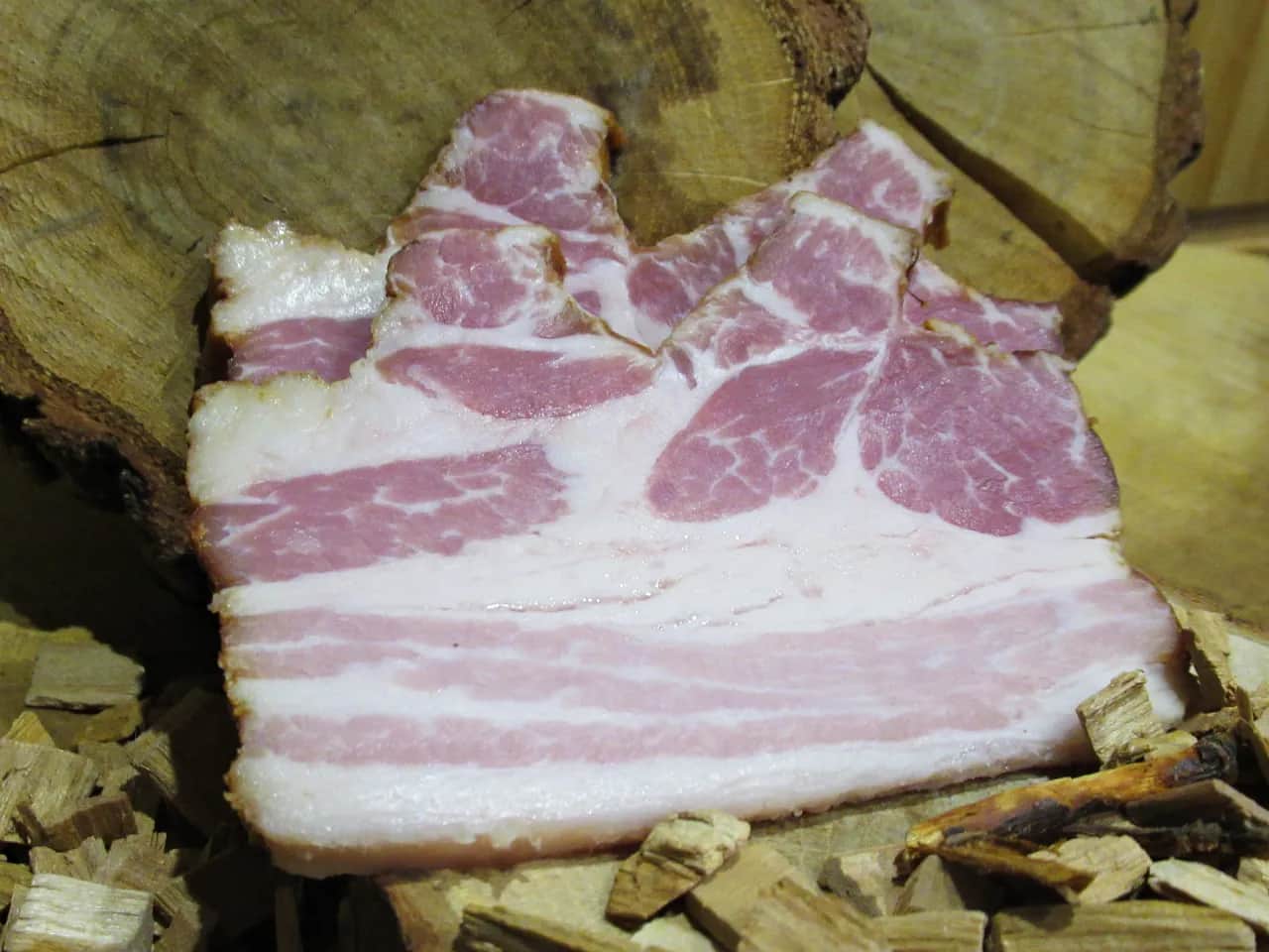 Boczek: surowy wędzony czy parzony? Wybierz idealny do kuchni