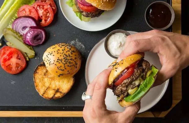 Jak przyprawić mięso na burgery, aby zachwycić smakiem każdego?