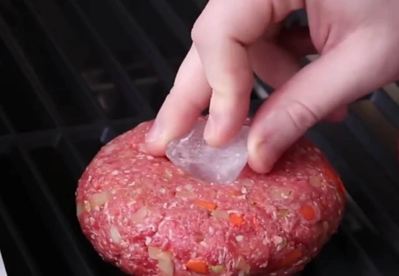 Szary płyn z burgera? Jak usmażyć soczysty kotlet bez wody!