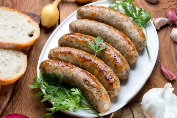 Biała kiełbasa ile gotować, aby uniknąć przesuszenia i pęknięć
