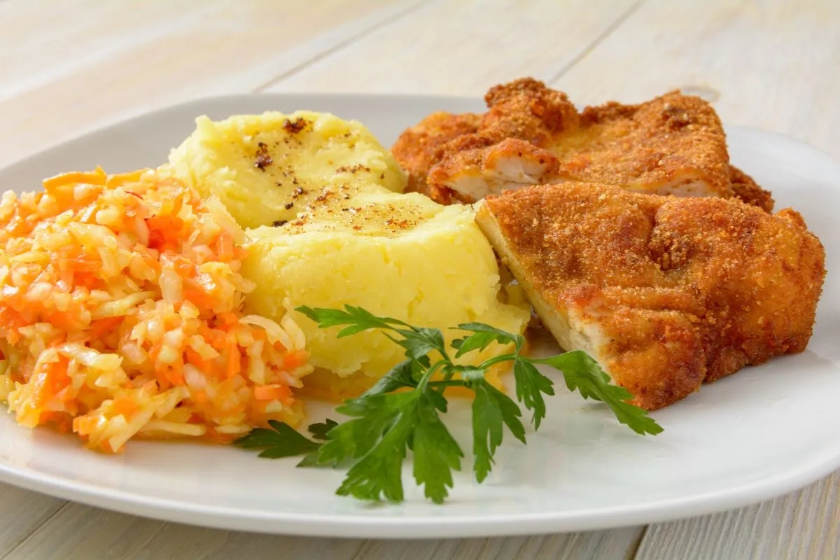 Najlepsze surówki do schabowego i frytek, które zachwycą smakami