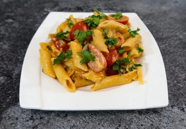 Penne z boczkiem - szybki przepis na pyszne i sycące danie