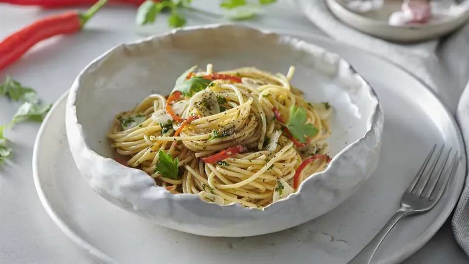 Proste spaghetti z chili – szybki przepis na pyszne danie z czosnkiem