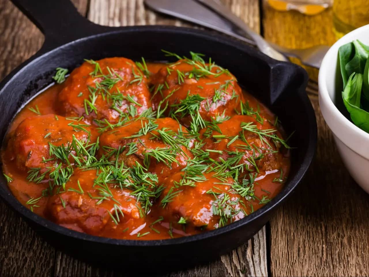 Klopsiki dla dziecka: pomidorowy czy koperkowy? Wybierz idealny sos!